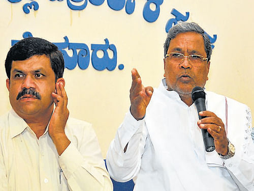 Chief Minister Siddaramaiah speaks at an interaction session held in Mysore, on Monday. Mysore District Journalists Association president C K Mahendra is also seen. DH Photo