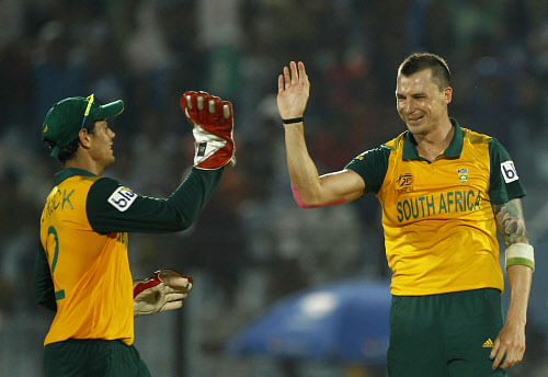 South Africa's Dale Steyn, right, celebrates with his teammate Quinton de Kock the wicket of New Zealand's Kane Williamson during their ICC Twenty20 Cricket World Cup match in Chittagong, Bangladesh, Monday, March 24, 2014. Steyn produced a gem of fast bowling to help South Africa secure a two-run win over New Zealand (AP Photo)