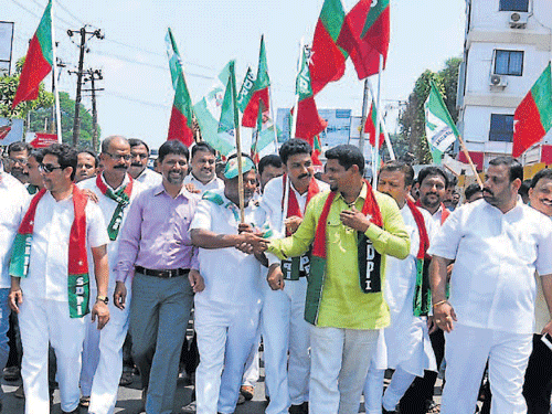 Social Democratic Party of India (SDPI) candidate Mohammad Haneef Khan along with the supporters walks in a rally prior to filing nomination, from Jyothi Circle to Deputy Commissioner's office in Mangalore on Tuesday. DHNS