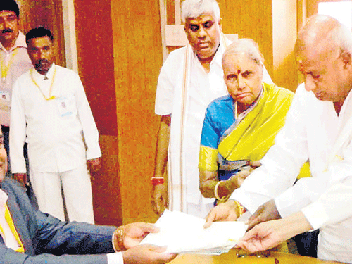 Former prime minister H D Deve Gowda submits his nomination papers as the JD(S) candidate for the Hassan Lok Sabha constituency to the district election officer on Tuesday. Gowda's wife Chennamma and son H D&#8200;Revanna are seen. DH Photo