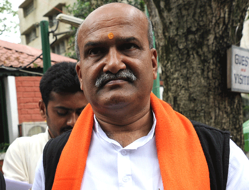 Two days after his 'momentary stint' in the BJP, Sri Rama Sene chief Pramod Muthalik on Tuesday announced that he would contest the Lok Sabha elections from Dharwad constituency as an Independent candidate. DH File Photo