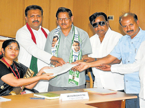 Former Upa Lokayukta justice Chandrashekaraiah submits his nomination papers as JD(S) candidate for the Lok&#8200;Sabha elections from Mysore-Kodagu constituency to Deputy Commissioner&#8200;C&#8200;Shikha, in Mysore, on Wednesday. SDPI&#8200;state unit president Abdul Majeed, MLC Sandesh&#8200;Nagaraj and MLAs Sa Ra Mahesh and S&#8200;Chikkamadu are seen. DH Photo