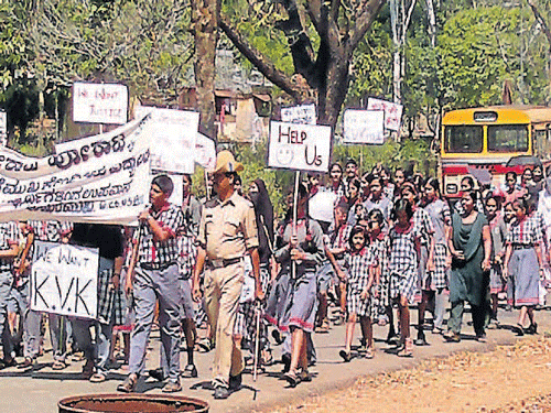 Students of Kendriya Vidyalaya, Kalasa, take out a protest rally, against the closure of the the school on Wednesday. DH Photo
