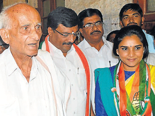 Mandya Congress candidate Ramya arrives with former MP G Madegowda to file her nomination papers, in Mandya, on Wednesday. DH Photo