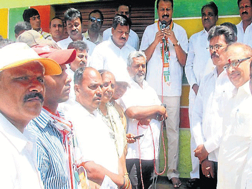 Congress candidate R Dhruvanarayan campaigns at Kothalavadi village, Chamarajanagar taluk, on Wednesday. DH Photo