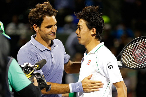 Kei Nishikori (R) shakes hands with Roger Federer (L) after their match on day ten of the Sony Open at Crandon Tennis Center. Nishikori won 3-6, 7-5, 6-4. Reuters photo