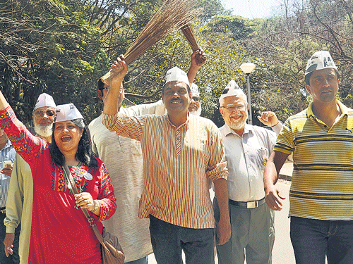 Aam Aadmi Party candidate for Bangalore Central V&#8200;Balakrishnan with his supporters in  Bangalore on Thursday. DH Photo
