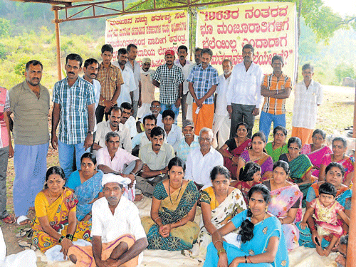 The villagers stage dharna over row over Inam land in Balige village of Kalasa hobli. DH Photo