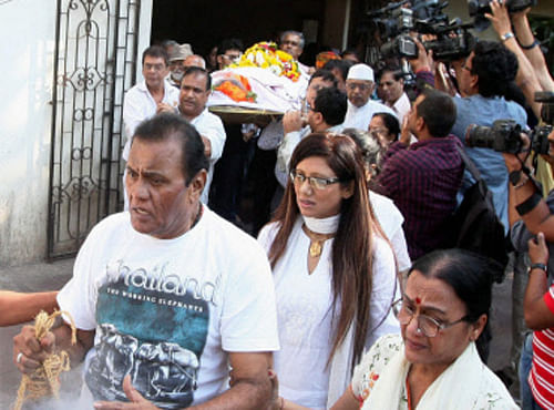 Marathi film director and brother of Nanda, Jaiprakash Karnataki and Jayashree Talpade during the funeral of veteran bollywood actress, Nanda in Mumbai, PTI photo