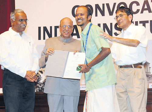 Planning Commission member Dr K Kasturirangan presents gold medal to Deepak for best PhD in 'Centre for Sustainable Technology' at IISc convocation in the City on Saturday. IISc Faculty of Engineering Dean Prof B N Raghunandan (left) and Director Prof P Balaram (right) are also seen. dh photo
