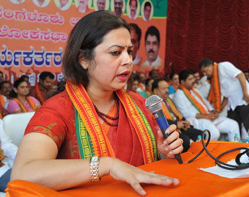 Kathputli Colony has emerged as a major poll plank for AAP and BJP in the New Delhi constituency. After AAP's nominee Ashish Khetan, the BJP candidate Meenakshi Lekhi (in pic) also took on the Congress rival Ajay Maken. DH File Photo