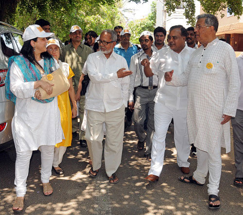Jnanpith awardee Girish Karnad on Sunday morning did some walking and talking along with Bangalore South  candidate Nandan Nilekani's wife Rohini Nilekani, seeking votes in JP Nagar here for the Congress nominee. The 75-year-old Karnad openly endorsed the candidature of Nilekani. DH photo