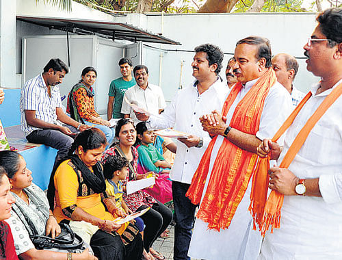 Bangalore South BJP candidate H N Ananth Kumar canvasses at Banashankari in Bangalore on Wednesday. DH PHOTO