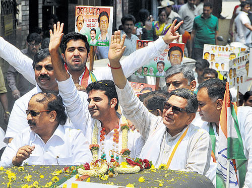 Former Union Minister S M Krishna campaigns for Bangalore Central candidate Rizwan Arshad at Sampangiramanagar in Bangalore on Wednesday. Ministers Roshan Baig and Dinesh Gundurao are also seen. DH PHOTO