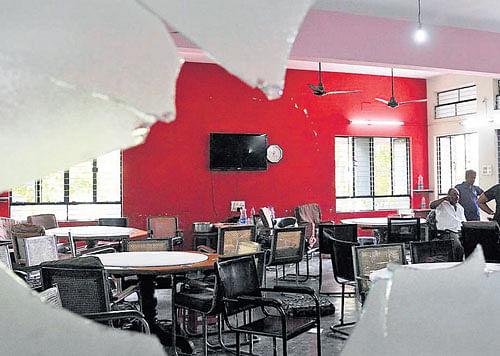 Taking stock: Police inspect Satellite Club on Kommaghatta Road in Kumbalgodu area where a gang of armed men looted its members and staff of cash and jewellery on Tuesday night. KPN