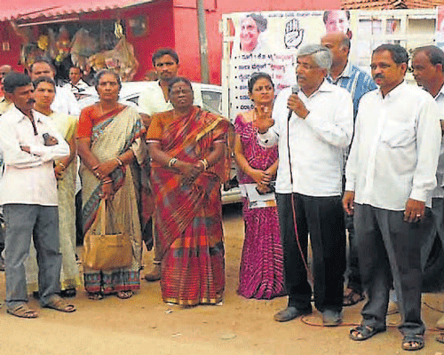 Congress candidate for Udupi-Chikmagalur constituency Jayaprakash Hegde addresses the party workers at Baskal village in Mudigere taluk on Thursday. dh photo