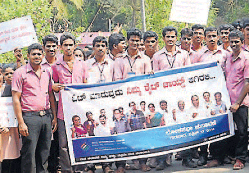 Students creating awareness on the importance of exercising franchise as a part of SVEEP at Hanehalli in Udupi on Thursday. DH&#8200;photo