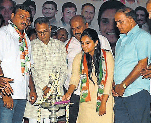 Cong candidate Ramya inaugurates the Youth Congress convention in Mandya on Thursday. M S Chidambar, M S Atmananda, Amaravathi Chandrashekar and others are seen. dh photo