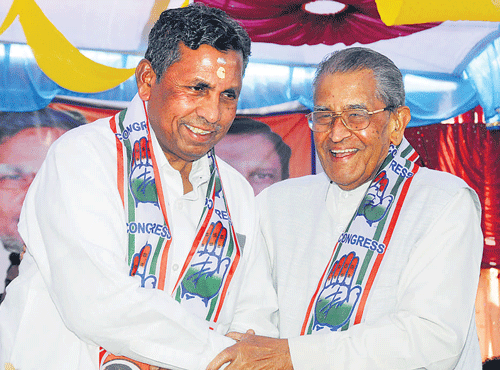 Union Minister K H Muniyappa, Lok Sabha candidate from Kolar constituency, greets Rajasekharan at a Congress workers' convention at Malur in Kolar district on Thursday. dh Photo