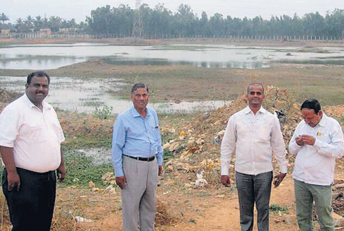Former director of Ramakrishna Ayurvedic Medical College, Somashekhar (second from right), cleared a thick cover of weed in Ramagondanahalli lake near Yelahanka, using  biocontrol methods.