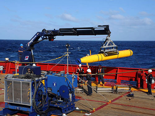 he Bluefin 21, the Artemis autonomous underwater vehicle (AUV), is hoisted back on board the Australian Defence Vessel Ocean Shield after a successful buoyancy test in the southern Indian Ocean as part of the continuing search for the missing Malaysian Airlines flight MH370 in this picture released by the U.S. Navy April 4, 2014. Malaysian police have ruled out involvement of any passengers in the disappearance of a missing jetliner, while Australian officials warned bad weather and a lack of reliable information were impeding efforts to find wreckage from the plane. Up to 10 planes and nine ships from a half dozen countries on Wednesday scoured a stretch of the Indian Ocean roughly the size of Britain, where Malaysia Airlines Flight MH370 is believed to have crashed more than three weeks ago. REUTERS