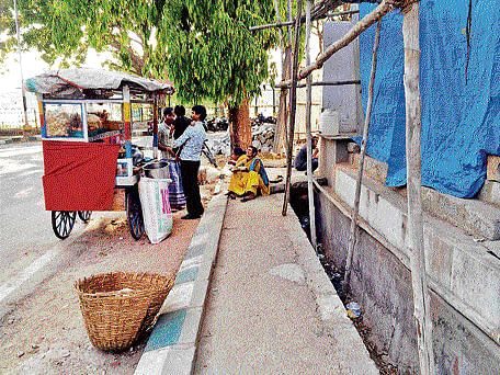 unhygienic conditions: Many street carts are located near open drains, which are a breeding ground for rodents.