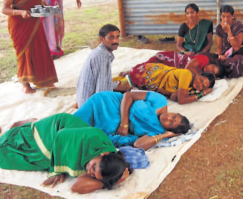 Inam land protesters take rest at the protest venue in Balige village near Kalasa. DH photo