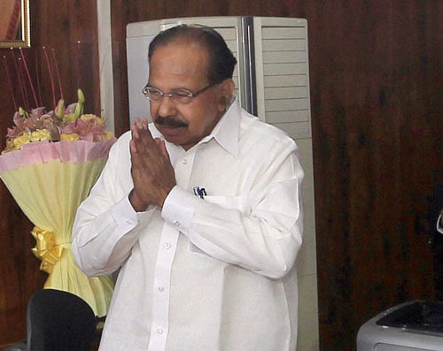 The decision of the AAP government in Delhi filing an FIR against Petroleum Minister M Veerappa Moily on the gas pricing issue is against the principles of federalism, a senior law officer has said, DH file photo