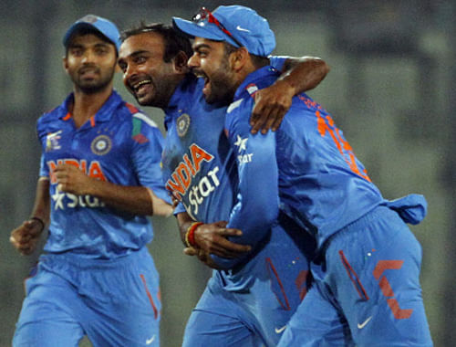 India's Amit Mishra, center, celebrates with teammates after taking the wicket of Pakistan's Umar Akmal, Ap photo