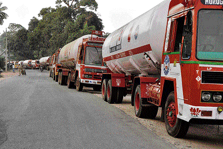 Tankers parked along the National Highway-48 as another gas tanker fell into a 100-foot pit near Doddatappale in Shiradi Ghat on Monday. dh photo