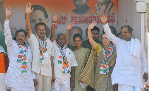 From left: KPCC president G Parameshwara, MP candidates R Dhruvanarayana, H Vishwanath and Ramya; Congress president Sonia Gandhi and Chief Minister Siddaramaiah at a rally in Mysore on Wednesday. DH photo