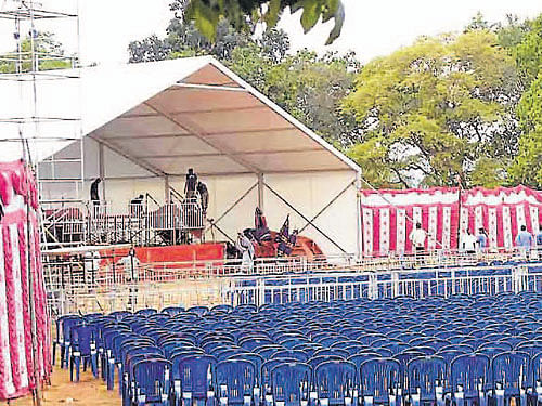 Arrangements are underway for the BJP prime ministerial candidate Narendra Modi's rally at district grounds in Chikmagalur. DH photo