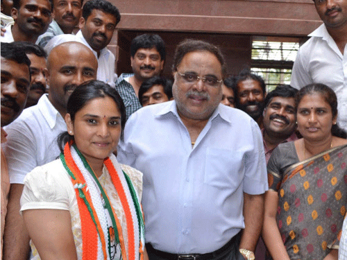 Film star and Mandya candidate for Congress, Ramya, has used the platform of Twitter to respond to Congressman M&#8200;H&#8200;Ambarish, who took potshots at her on Friday by suggesting that social networking sites will not work for connecting with Mandya voters. DH File Photo
