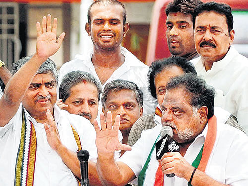 Actor and Minister H M Ambarish  campaigns for Bangalore South Lok Sabha Congress  candidate Nandan Nilekani in Bangalore on Sunday. DH Photo