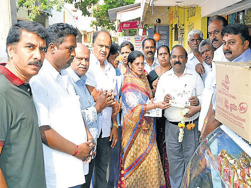 Ramya's mother Ranjitha canvasses on behalf of Ramya, in Mandya. District Congress working president P M Somashekar, N R Rajesh and others are seen. DH Photo