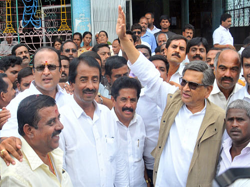 S M Krishna, MLA's Vasu, M K Somashekar and others during campaign for Congress candidate for Mysore-Kodagu Lok Sabha Election A H Vishwanath at Chamundeshwari Temple in K G Koppal in Mysore. Campaigning by all political parties for April 17 Lok Sabha election will come to an end on Tuesday at 6 pm,  48 hours before the closure of polling. DH Photo
