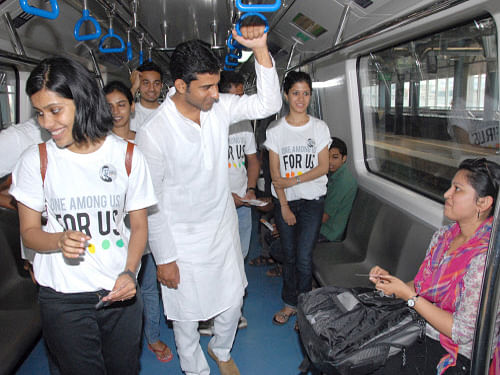 Bengaluru Central Lok Sabha Candidate Rizwan Arshad campaigning on metro train. DH Photo