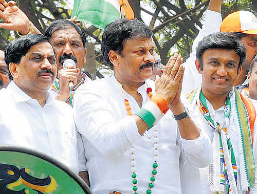 Union minister and actor Chiranjeevi campaigns for Congress candidate Veerappa Moily in Chikkaballapur on Monday. DH&#8200;Photo