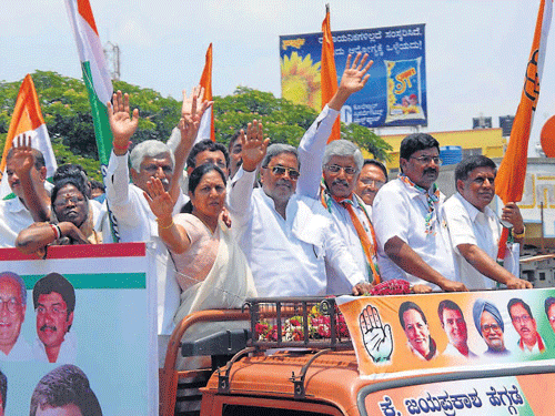 Chief Minister Siddaramaiah takes part in a road show of the Congress candidate K Jayaprakash Hegde in Chikmagalur on Tuesday. DH Photo