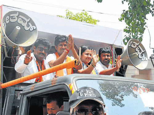 Actors Jaggesh and Tara, BJP candidate for LS elections from Mysore-Kodagu constituency Pratap Simha during the road show. DH Photo