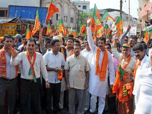 Hours before the public campaign came to an end on Tuesday, BJP workers led by candidate Nalin Kumar Kateel take out a public rally on the streets of Mangalore. DH&#8200;Photo