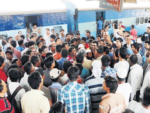 Passengers in confusion following diversion of Okha-Ernakulam train, in Gulbarga on Tuesday. DH Photo