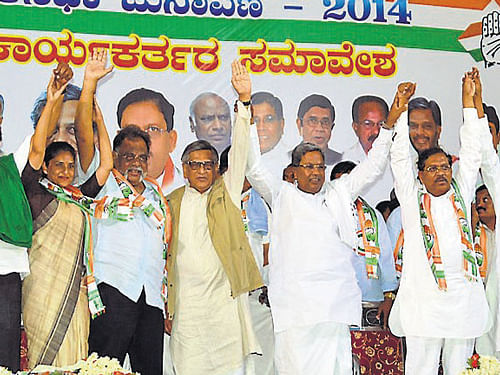 Within 24 hours of the Congress leaders putting up a huge show of unity in Mandya in favour of the party candidate Ramya, a separate roadshow and a public meeting was held by supporters of KPCC member Ravindra Srikantaiah, in Srirangapatna, on Tuesday. DH File Photo