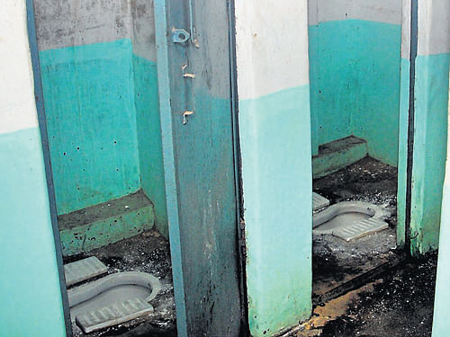 Toilets at the polling centre at Government PU College in Vontikoppal, Mysore. DH Photo