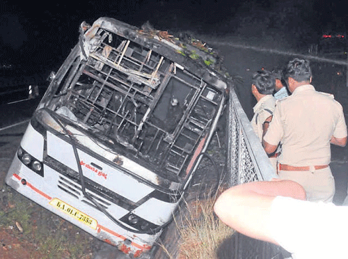The private sleeper coach that caught fire on NH-4 near Metikurke in Hiriyur taluk of Chitradurga district in the early hours of Wednesday. DH&#8200;Photo
