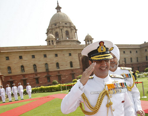 Newly appointed Chief of Naval Staff Admiral R. K. Dhowan salutes after inspecting a guard of honour during his taking-over ceremony in New Delhi April 17, 2014. REUTERS