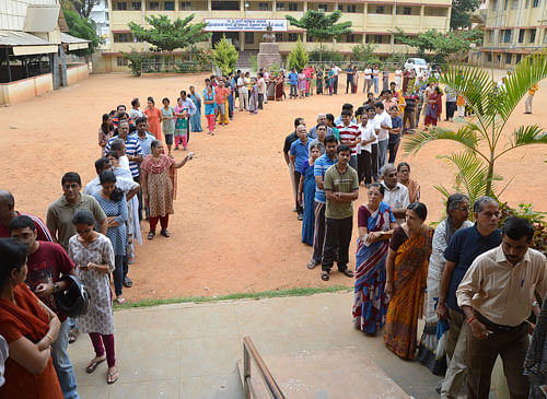 Karnataka witnessed an impressive voter turnout as more than 65 per cent of its 4.62 crore electorate exercised franchise during the single-phase polling for the State's 28 Lok Sabha constituencies on Thursday. DH photo