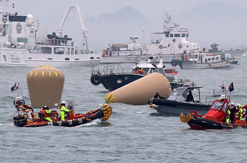 Divers battled strong currents and near zero visibility today to finally enter a South Korean ferry two days after it sank, as investigators sought arrest warrants against the captain and two crewmen. / AP Photo