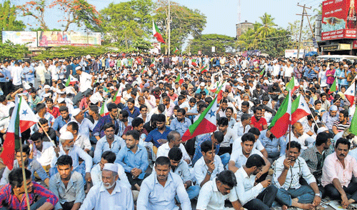 A large number of people taking part in a protest meet organised by PFI in Mangalore on Sunday, in protest against the gunning down of a civilian by ANF&#8200;at Sringeri on Saturday. DH photo