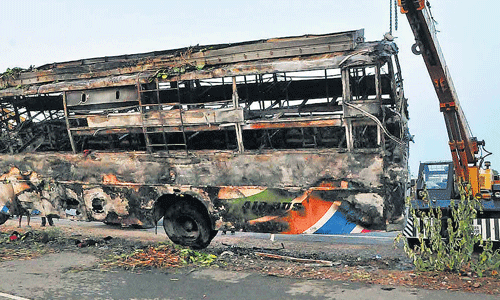Six people were killed and 20 injured when a private bus caught fire on NH-4 near Metikurke village of Hiriyur taluk in Chitradurga district on April 16. DH photo